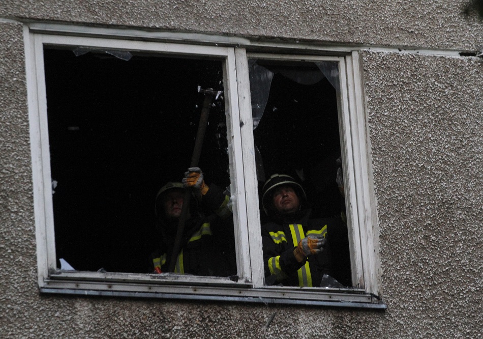 Miskolc, 2014. augusztus 26. Tűzoltók dolgoznak egy miskolci társasházban, ahol kiégett egy második emeleti lakás 2014. augusztus 26-án. Egy lakót súlyos égési sérülésekkel, nyolcat füstmérgezés gyanújával vittek kórházba a mentők. MTI Fotó: Vajda János
